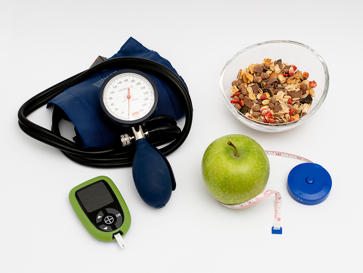 Praxis_Herzberg_Guenther_110 Abbildungen von Utensilien, die bei einer Patientenschulung zum Thema Diabetes mellitus und Hypertonie genutzt werden.