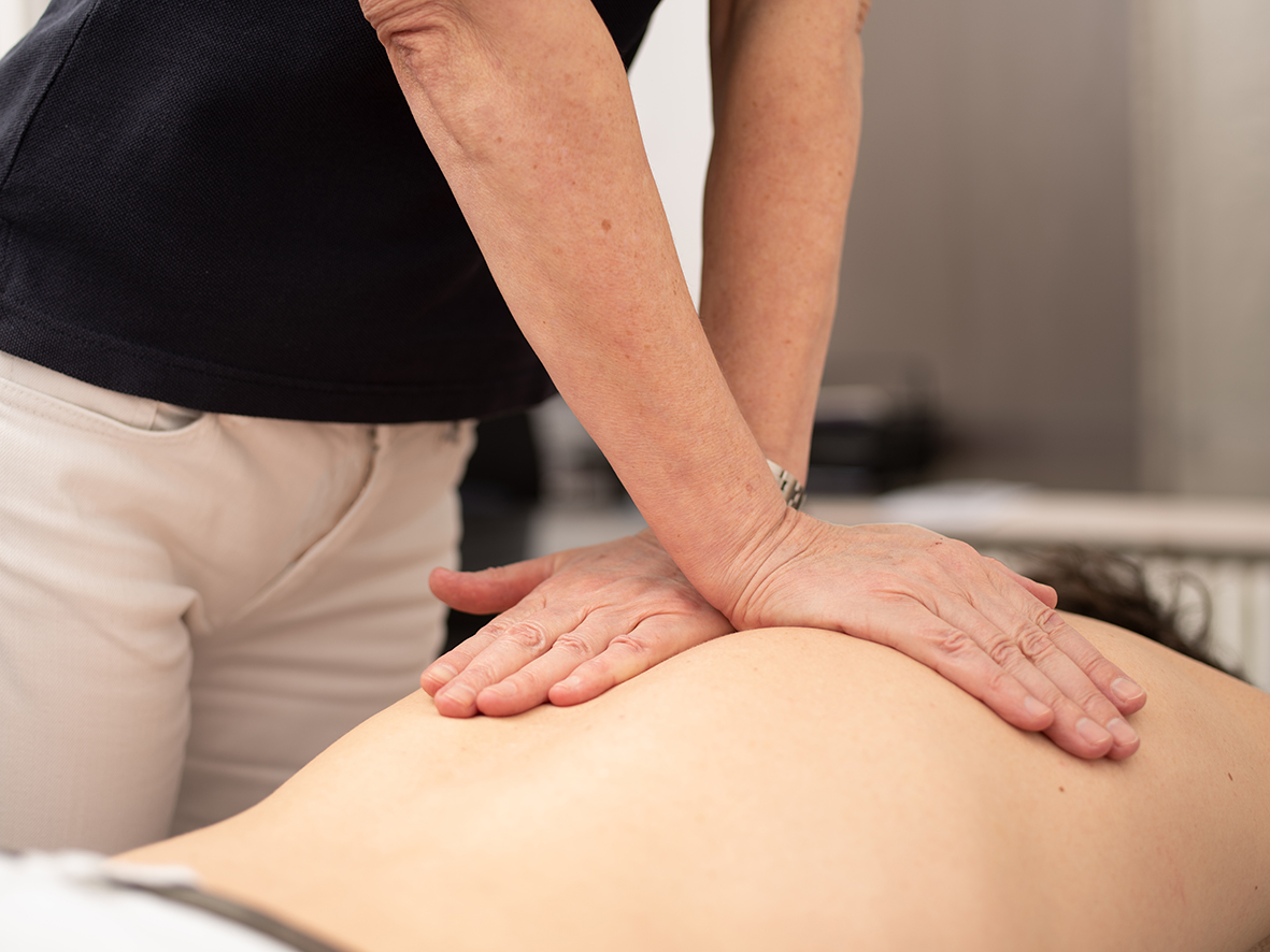 Manualtherapeutischer Griff am Rücken (Manuelle Medizin)