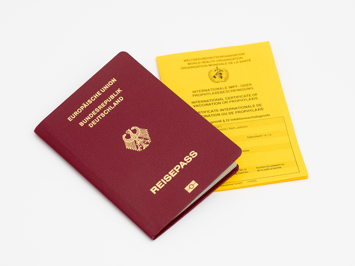 Abbildung Reisepass und Impfpass für das Thema Reiseimpfungen