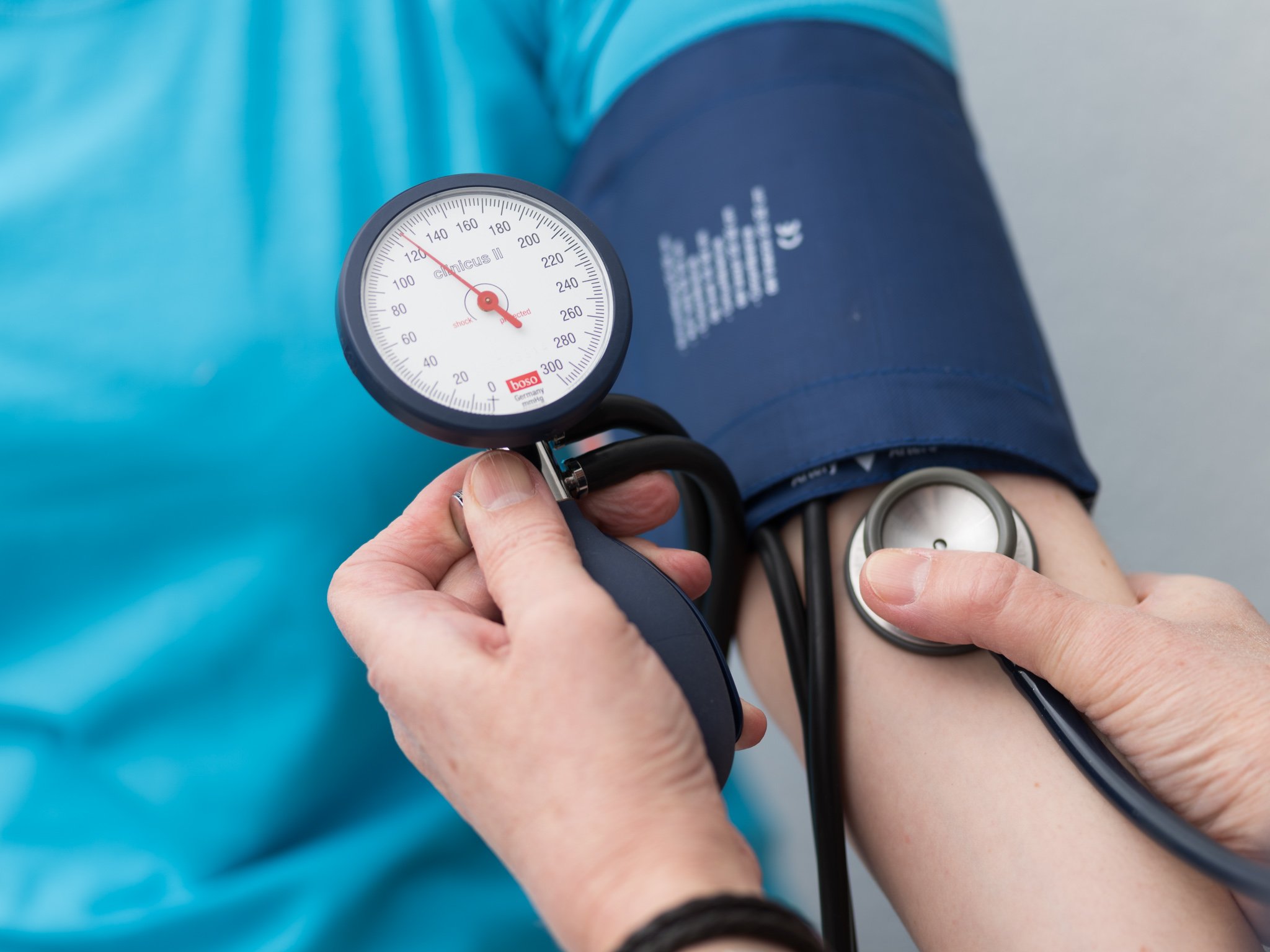 Praxis_Herzberg_Guenther_98-1 Abbildung einer Blutdruckmessung für die Leistungen u.a. Checkup und Vorsorge