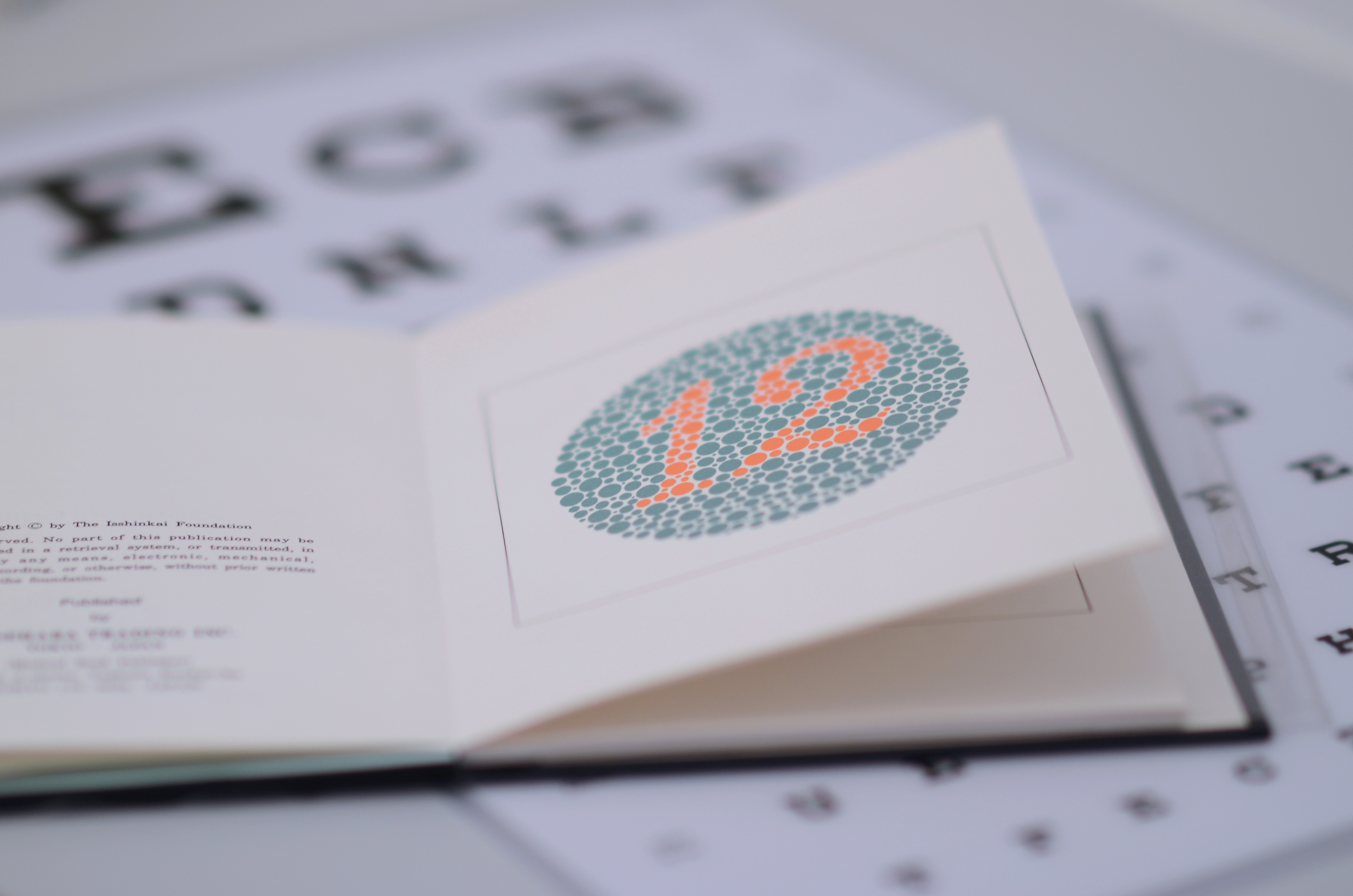 Abbildung einer Ishihara Farbtafel für einen Farbsehtest, der bei einer Jugendarbeitsschutzuntersuchung verwendet wird.